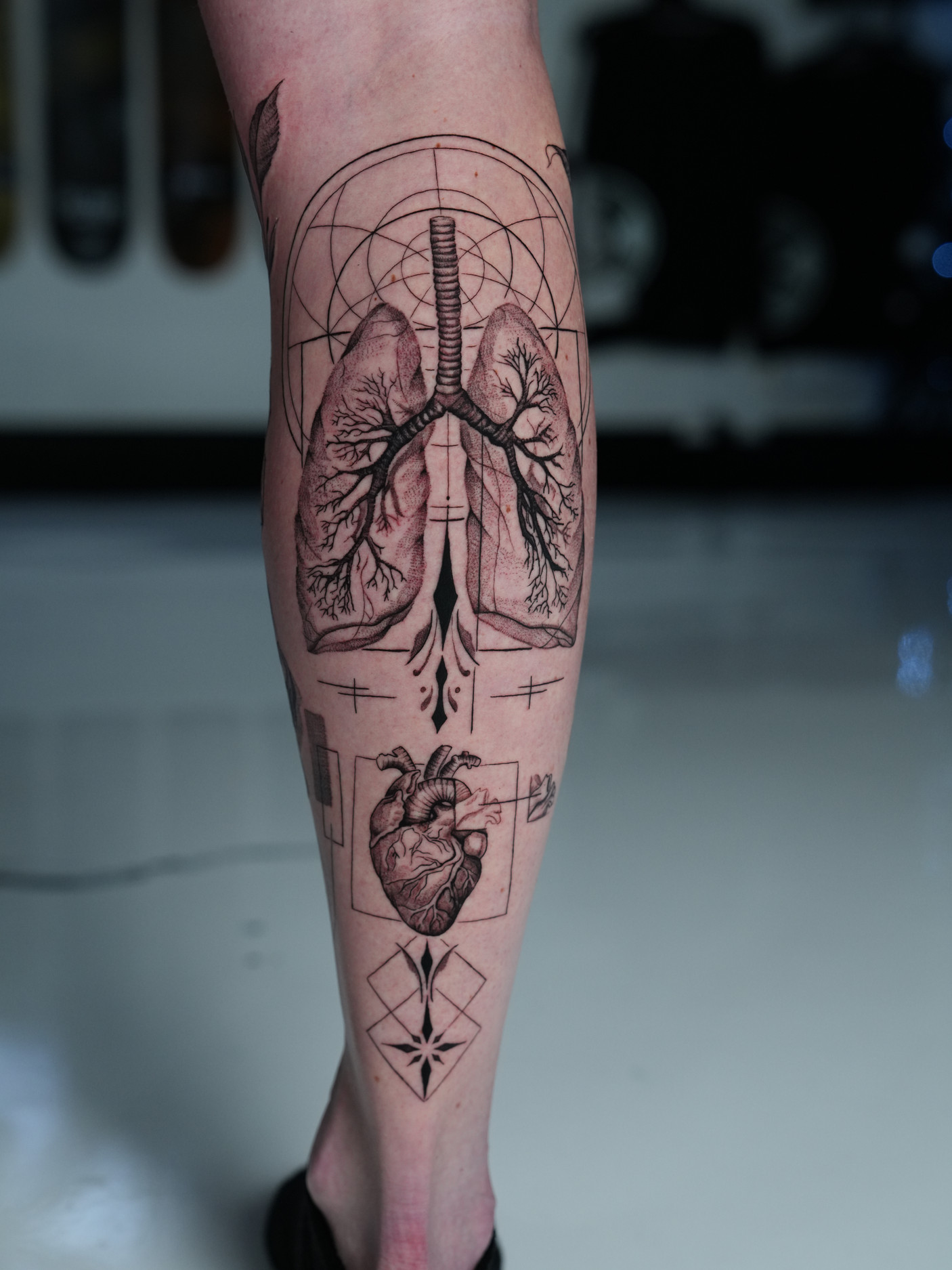 Anatomical lungs and heart geometric leg tattoo